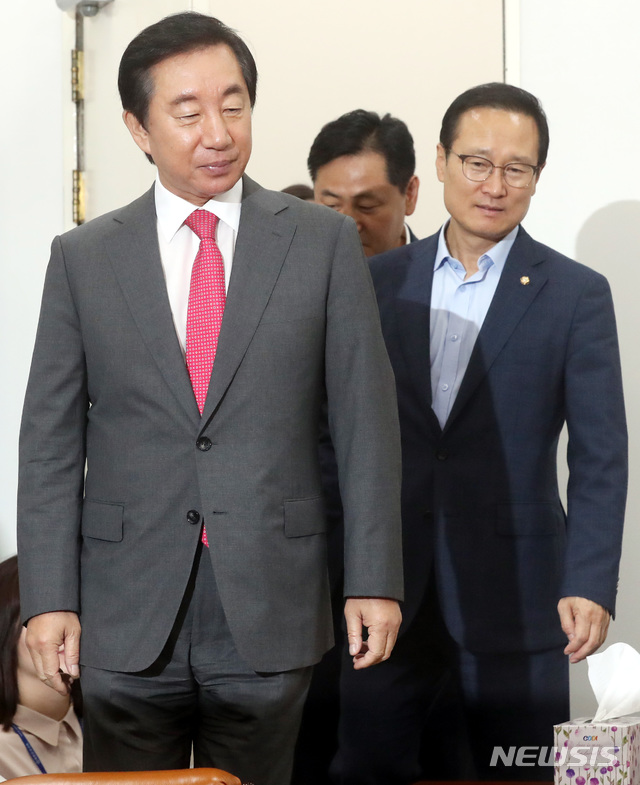 【서울=뉴시스】박영태 기자 = 지난 8일 오후 서울 영등포구 여의도 국회 운영위원장실에서 진행된 교섭단체 3당 원내대표 회동에서 원내대표들이 모두발언을 위해 회의실에서 나오고 있다. 왼쪽부터 김성태 자유한국당, 김관영 바른미래당, 홍영표 더불어민주당 원내대표. 2018.08.08.since1999@newsis.com