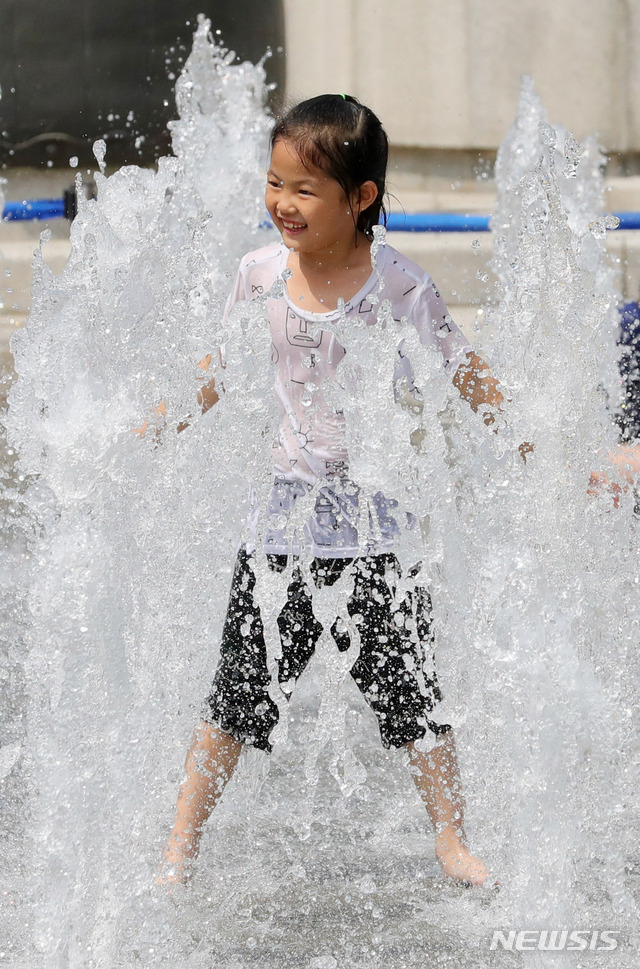 【서울=뉴시스】배훈식 기자 = 서울 낮 최고기온 35도 등 연이은 폭염이 계속된 8일 오후 서울 종로구 광화문 광장 바닥분수에서 한 아이가 시원한 물줄기를 맞으며 더위를 식히고 있다. 2018.08.08. dahora83@newsis.com