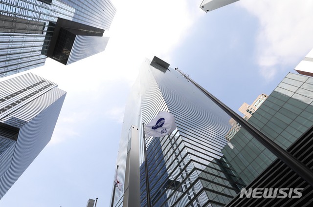 【서울=뉴시스】임태훈 기자 = 삼성은 8일 신규투자 확대, 청년일자리 창출, 미래 성장사업육성을 골자로 하는경제 활성화·일자리 창출 방안을 발표했다.&nbsp; 삼성은 향후 3년간 투자 규모를 총 180조원으로 확대하고 국내에 총 130조원(연평균 43조원)을 투입한다고 밝혔다.사진은 이날 오후 서울 서초구 삼성전자 서초사옥의 모습. 2018.08.08.&nbsp;&nbsp; taehoonlim@newsis.com
