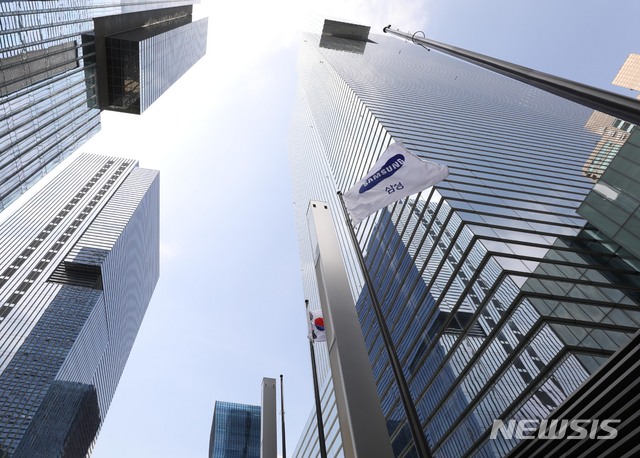 【서울=뉴시스】임태훈 기자 = 삼성은 8일 신규투자 확대, 청년일자리 창출, 미래 성장사업육성을 골자로 하는경제 활성화·일자리 창출 방안을 발표했다. 삼성은 향후 3년간 투자 규모를 총 180조원으로 확대하고 국내에 총 130조원(연평균 43조원)을 투입한다고 밝혔다.사진은 이날 오후 서울 서초구 삼성전자 서초사옥의 모습. 2018.08.08.&nbsp; taehoonlim@newsis.com