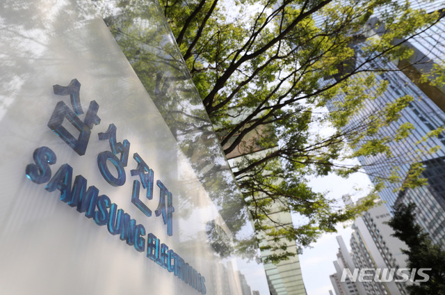 【서울=뉴시스】임태훈 기자 = 삼성은 8일 신규투자 확대, 청년일자리 창출, 미래 성장사업육성을 골자로 하는경제 활성화·일자리 창출 방안을 발표했다.&nbsp; 삼성은 향후 3년간 투자 규모를 총 180조원으로 확대하고 국내에 총 130조원(연평균 43조원)을 투입한다고 밝혔다.사진은 이날 오후 서울 서초구 삼성전자 서초사옥의 모습. 2018.08.08.&nbsp;&nbsp; taehoonlim@newsis.com