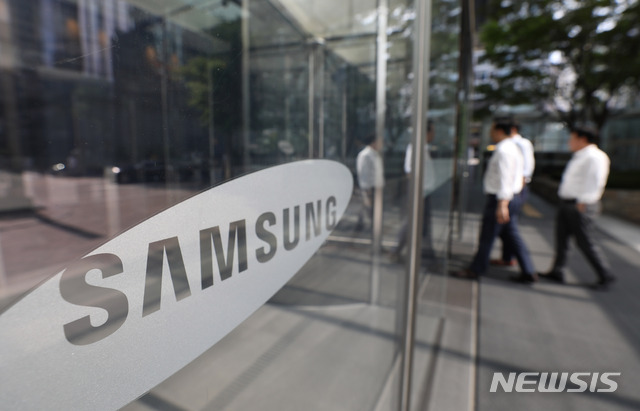 【서울=뉴시스】임태훈 기자 = 삼성은 8일 신규투자 확대, 청년일자리 창출, 미래 성장사업육성을 골자로 하는경제 활성화·일자리 창출 방안을 발표했다. 삼성은 향후 3년간 투자 규모를 총 180조원으로 확대하고 국내에 총 130조원(연평균 43조원)을 투입한다고 밝혔다.사진은 이날 오후 서울 서초구 삼성전자 서초사옥의 모습. 2018.08.08.&nbsp; taehoonlim@newsis.com