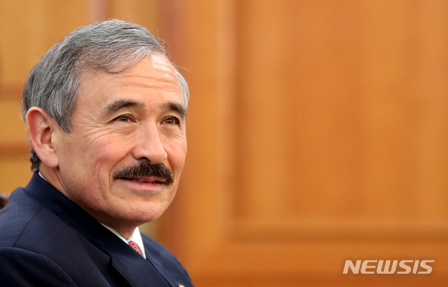 【서울=뉴시스】박주성 기자 = 해리 해리스 주한미국대사가 8일 오후 서울 세종로 정부서울청사에서 이낙연 국무총리를 만나기 위해 접견실에서 기다리고 있다. 2018.08.08. park7691@newsis.com