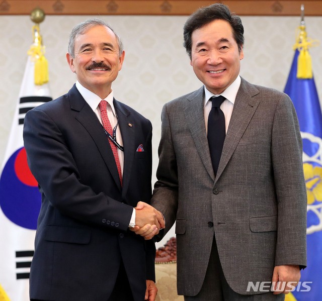 【서울=뉴시스】박주성 기자 = 이낙연 국무총리가 8일 오후 서울 세종로 정부서울청사에서 해리 해리스 주한미국대사를 만나 인사를 나누고 있다. 2018.08.08. park7691@newsis.com