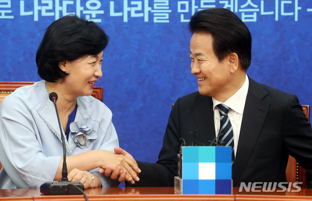 【서울=뉴시스】박영태 기자 = 추미애 더불어민주당 대표가 8일 오후 서울 영등포구 여의도 국회 당대표실을 예방한 정동영 민주평화당 대표를 만나 축하인사를 하며 악수를 하고 있다. 2018.08.08.since1999@newsis.com