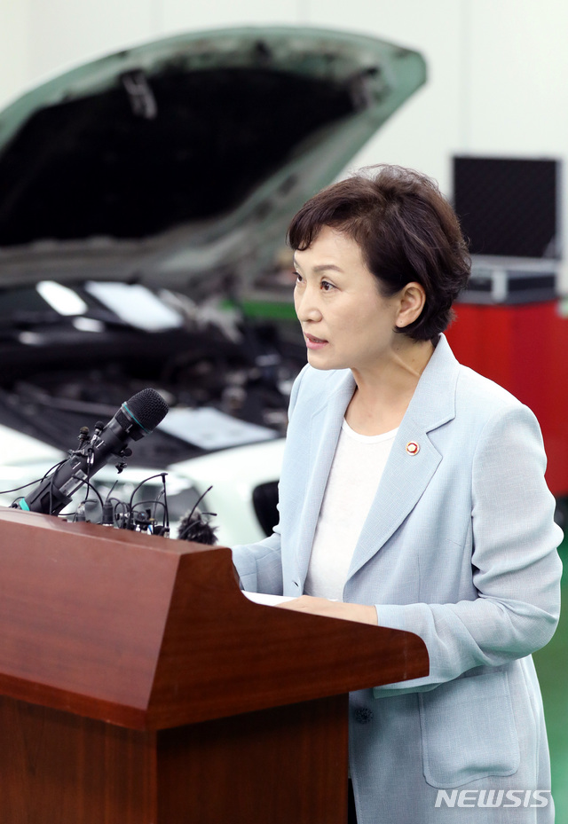 【화성=뉴시스】전진환 기자 = 김현미 국토교통부장관이 8일 오후 경기도 화성의 한국교통안전공단 자동차안전연구원을 찾아 기자들에게 BMW 차량화재 사고와 관련해 철저한 조사와 리콜 제도개선 방안을 발표하고 있다. 2018.08.08. amin2@newsis.com