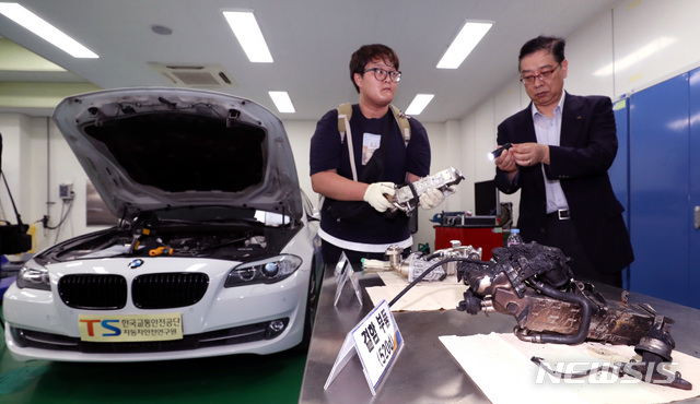 【화성=뉴시스】전진환 기자 = 8일 오후 경기도 화성의 한국교통안전공단 자동차안전연구원에서 연구원 관계자가 BMW 차량화재 사고와 관련해 결함 부품을 설명하고 있다. 2018.08.08.&nbsp; amin2@newsis.com