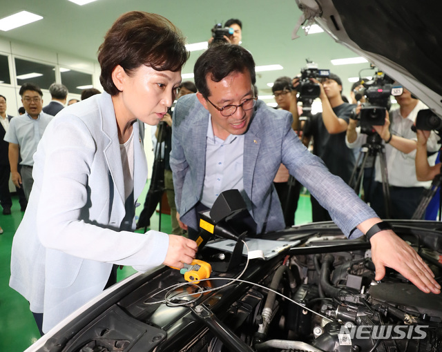 【화성=뉴시스】전진환 기자 = 김현미 국토교통부장관이 8일 오후 경기도 화성의 한국교통안전공단 자동차안전연구원을 찾아 류도정 연구원장으부터 BMW 배출가스 부품 결함으로 인한 차량화재 사고 관련 브리핑을 받고 있다. 2018.08.08.&nbsp; photo@newsis.com