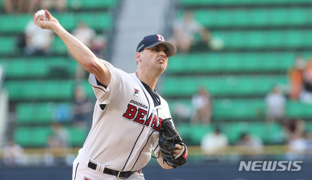 【서울=뉴시스】김선웅 기자 = 8일 오후 서울 송파구 잠실야구장에서 열린 2018 KBO 리그 두산 베어스와 한화 이글스의 경기, 1회초 두산 선발투수 후랭코프가 역투하고 있다. 2018.08.08. mangusta@newsis.com