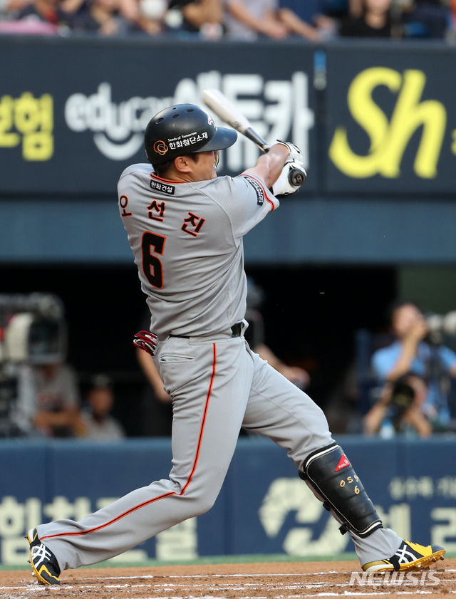 【서울=뉴시스】김선웅 기자 = 8일 오후 서울 송파구 잠실야구장에서 열린 2018 KBO 리그 두산 베어스와 한화 이글스의 경기, 2회초 1사 주자 2,3루 상황 한화 오선진이 2타점 적시타를 치고 있다. 2018.08.08. mangusta@newsis.com
