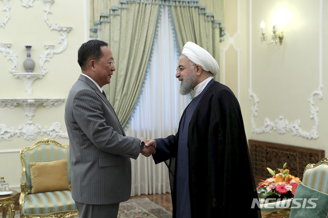 【테헤란=AP/뉴시스】 북한의 리용호 외무상이 8일 이란의 하산 로하니 대통령을 예방해 악수하고 있다. 대통령궁 제공 사진. 2018. 8. 8. 