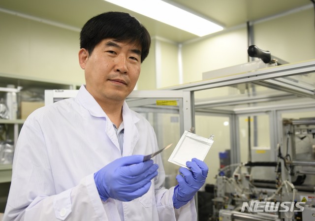 【창원=뉴시스】 홍정명 기자 = 이상민 한국전기연구원(KERI) 전지연구센터장이 얇게 만들어진 리튬금속 이차전지를 들고 포즈를 취하고 있다.2018.08.09.(사진=한국전기연구원 제공) photo@newsis.com