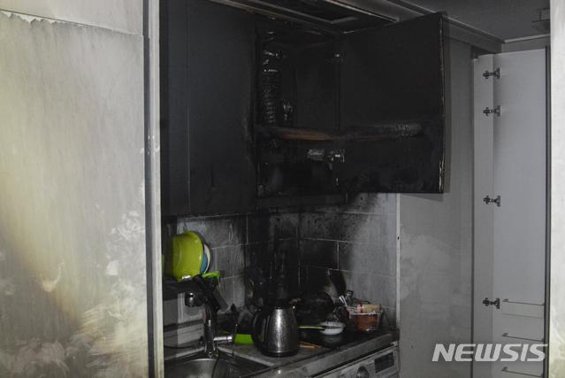 【서울=뉴시스】심동준 기자 = 9일 서울 송파구 방이동에서 고양이가 낸 것으로 추정되는 화재가 발생해 오피스텔 주민 22명이 대피하는 소동이 벌어졌다. 2018.08.09 (사진 = 서울 송파소방서 제공) s.won@newsis.com