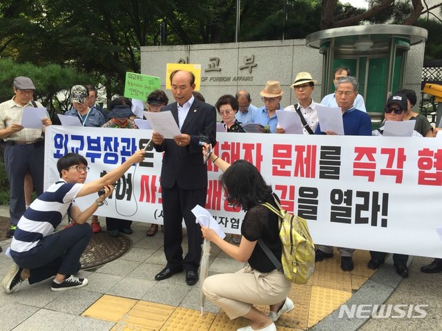 【서울=뉴시스】김기진 기자 =사단법인 한국원폭피해자협회 등 원폭피해자 지원 관련 4개 단체는 9일 오전 11시 2분(일본 나가사키 원폭투하 시간)에 서울 광화문에 있는 외교부 1청사 앞에서 기자회견을 갖고 있다. 사진은 이기열 한국원폭피해자협회장이 성명서를 낭독하고 있는 모습. 2018.08.09. (사진=합천평화의 집 제공) photo@newsis.com