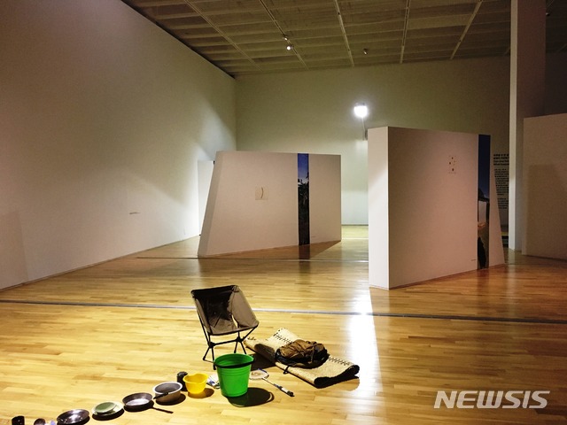 【서울=뉴시스】 '2018 올해의 작가상' 구민자 '전날의 섬 내일의 섬' 설치 장면 