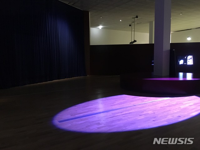 【서울=뉴시스】 '2018 올해의 작가상' 정은영은 명동예술극장과 국립현대미술관 멀티 프로젝트홀에서 촬영한 신작 <유예극장>과 <죄송합니다. 공연이 지연될 예정입니다.', '가곡실격', '나는 왕이야' 등을 소개한다. 