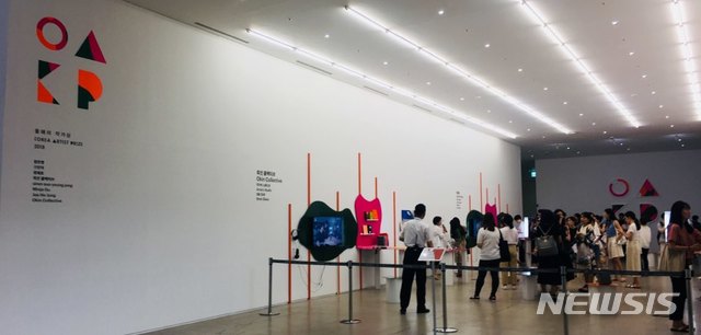 【서울=뉴시스】 박현주 미술전문기자 = 국립현대미술관 서울관 '2018 올해의 작가상' 전시장에는 각 작가들의 작업세계를 알수 있는 인터뷰 영상이 마련되어 있다.