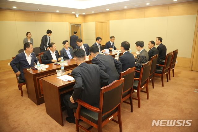【서울=뉴시스】남북은 9일 남측 경의선 출입사무소에서 철도공동연구조사단 제2차 회의를 개최했다. 2018.08.09. (사진=통일부 제공)