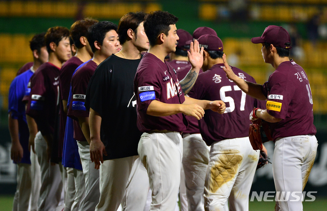 '차우찬 승리투' LG, 한화 꺾고 2연승…강민호, 결승 만루포