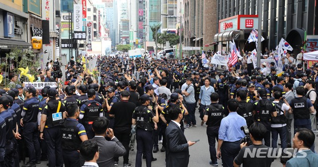 【서울=뉴시스】임태훈 기자 = '드루킹' 일당 댓글조작 사건에 연루된 의혹을 받는 김경수 경남도지사의 재소환을 앞둔 9일 오전 서울 서초구 허익범 특검 사무실 앞에서 지지자들과 보수 단체 회원들이 구호를 외치고 있다. 2018.08.09.&nbsp; taehoonlim@newsis.com