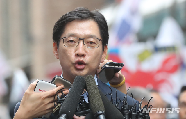 【서울=뉴시스】임태훈 기자 = 김경수 경남도지사가 피의자 신분 조사를 받기 위해 지난 9일 서울 서초구 특검 사무실로 출석하고 있다. 2018.08.09.&nbsp; taehoonlim@newsis.com