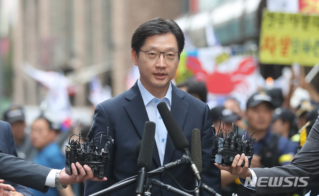 【서울=뉴시스】임태훈 기자 = 경수 경남도지사가 피의자 신분 조사를 받기 위해 지난 9일 오전 서울 서초구 허익범 특별검사 사무실로 출석하며 취재진의 질문에 답변하고 있다. 2018.08.09.&nbsp;&nbsp; taehoonlim@newsis.com