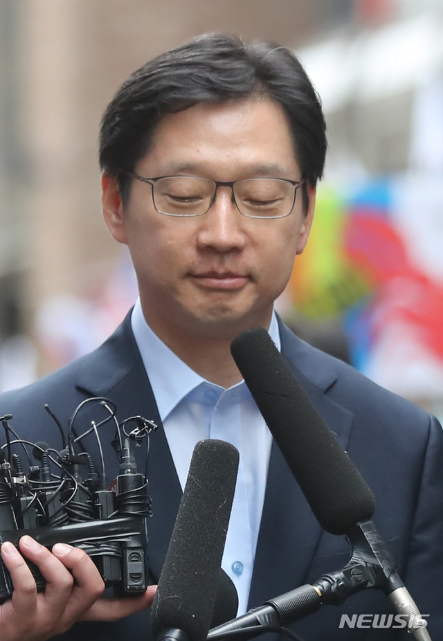 【서울=뉴시스】임태훈 기자 = '드루킹' 일당 댓글조작 사건에 연루된 의혹을 받는 김경수 경남도지사가 피의자 신분 조사를 받기 위해 9일 오전 서울 서초구 허익범 특별검사 사무실로 출석하고 있다. 2018.08.09.&nbsp;&nbsp; taehoonlim@newsis.com