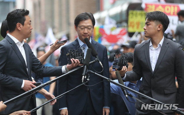 【서울=뉴시스】임태훈 기자 = 김경수 경남도지사가 피의자 신분 조사를 받기 위해 지난 9일 오전 서울 서초구 허익범 특별검사 사무실로 출석하고 있다. 2018.08.09.&nbsp;&nbsp; taehoonlim@newsis.com