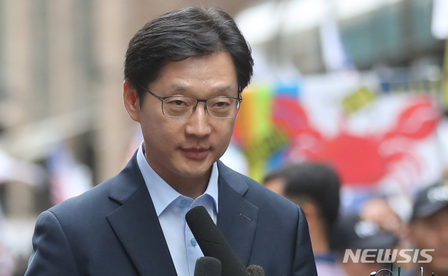 【서울=뉴시스】임태훈 기자 = '드루킹' 일당 댓글조작 사건에 연루된 의혹을 받는 김경수 경남도지사가 피의자 신분 조사를 받기 위해 9일 오전 서울 서초구 허익범 특별검사 사무실로 출석하고 있다. 2018.08.09.&nbsp;&nbsp; taehoonlim@newsis.com