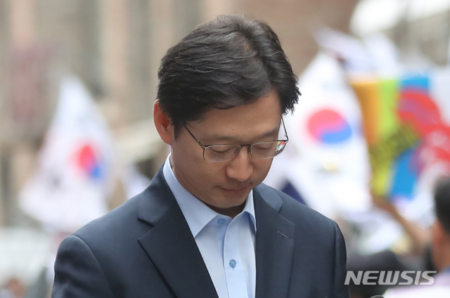 【서울=뉴시스】임태훈 기자 = '드루킹' 일당 댓글조작 사건에 연루된 의혹을 받는 김경수 경남도지사가 피의자 신분 조사를 받기 위해 9일 오전 서울 서초구 허익범 특별검사 사무실로 출석하고 있다. 2018.08.09.&nbsp;&nbsp; taehoonlim@newsis.com