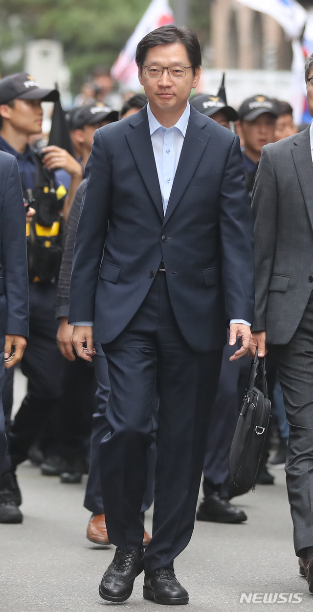 【서울=뉴시스】임태훈 기자 = '드루킹' 일당 댓글조작 사건에 연루된 의혹을 받는 김경수 경남도지사가 피의자 신분 조사를 받기 위해 9일 오전 서울 서초구 허익범 특별검사 사무실로 출석하고 있다. 2018.08.09.&nbsp; taehoonlim@newsis.com