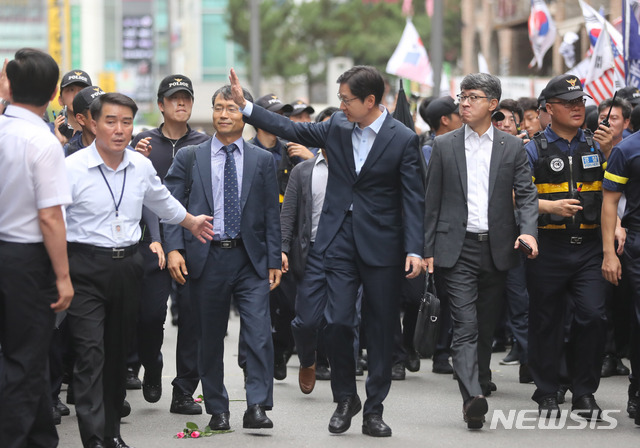 【서울=뉴시스】임태훈 기자 = '드루킹' 일당 댓글조작 사건에 연루된 의혹을 받는 김경수 경남도지사가 피의자 신분 조사를 받기 위해 9일 오전 서울 서초구 허익범 특별검사 사무실로 출석하며 지지자들에게 손 흔들고 있다. 2018.08.09.&nbsp; taehoonlim@newsis.com