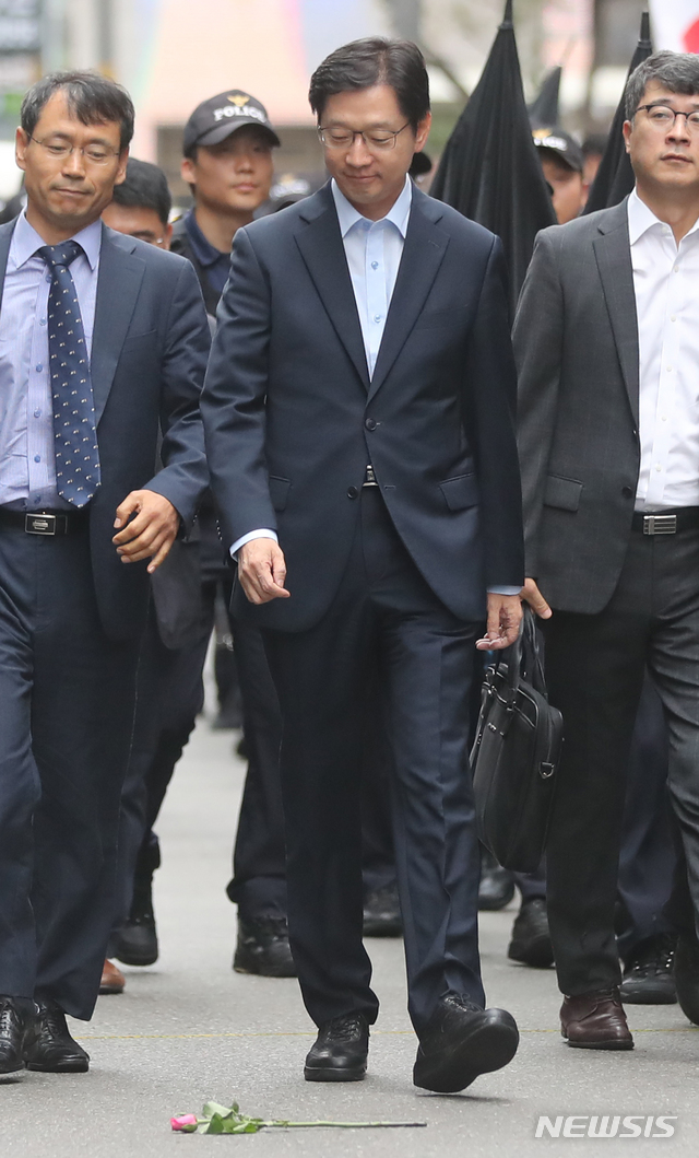 【서울=뉴시스】임태훈 기자 = '드루킹' 일당 댓글조작 사건에 연루된 의혹을 받는 김경수 경남도지사가 피의자 신분 조사를 받기 위해 9일 오전 서울 서초구 허익범 특별검사 사무실로 출석하며 지지자들이 던진 장미꽃을 바라보고 있다. 2018.08.09.&nbsp; taehoonlim@newsis.com