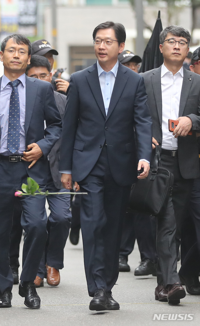 【서울=뉴시스】임태훈 기자 = '드루킹' 일당 댓글조작 사건에 연루된 의혹을 받는 김경수 경남도지사가 피의자 신분 조사를 받기 위해 9일 오전 서울 서초구 허익범 특별검사 사무실로 출석하고 있다. 2018.08.09.&nbsp; taehoonlim@newsis.com