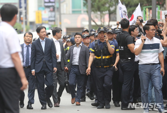 【서울=뉴시스】임태훈 기자 = '드루킹' 일당 댓글조작 사건에 연루된 의혹을 받는 김경수 경남도지사가 피의자 신분 조사를 받기 위해 9일 오전 서울 서초구 허익범 특별검사 사무실로 출석하며 보수 단체 회원들을 바라보고 있다. 2018.08.09.   taehoonlim@newsis.com