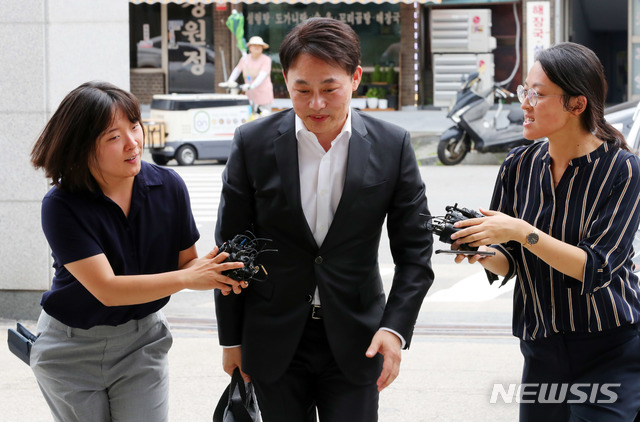 【서울=뉴시스】배훈식 기자 = '150조원 보물선', 러시아 순양함 돈스코이호 인양 투자 사기 의혹을 받고 있는 최용석 신일해양기술 대표가 9일 오전 서울 중랑구 서울지방경찰청 지능범죄수사대에 참고인 신분으로 출석하고 있다. 2018.08.09.&nbsp;&nbsp; dahora83@newsis.com
