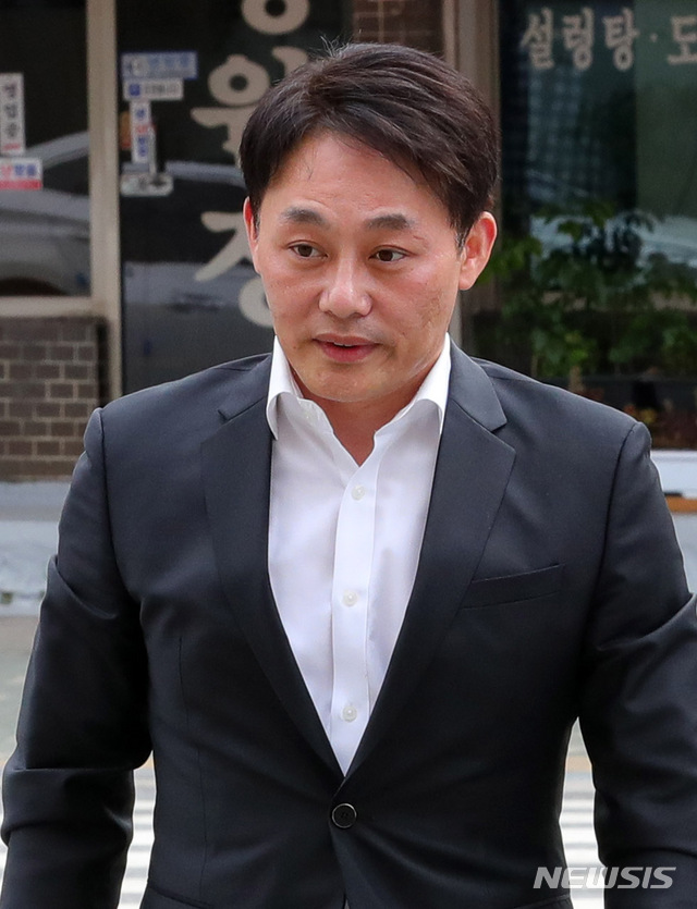 【서울=뉴시스】배훈식 기자 = 150조원 보물선 러시아 순양함 돈스코이호 인양 투자 사기 의혹을 최용석 신일해양기술 대표가 9일 오전 서울 중랑구 서울지방경찰청 지능범죄수사대에 참고인 신분으로 출석하고 있다. 2018.08.09. dahora83@newsis.com
