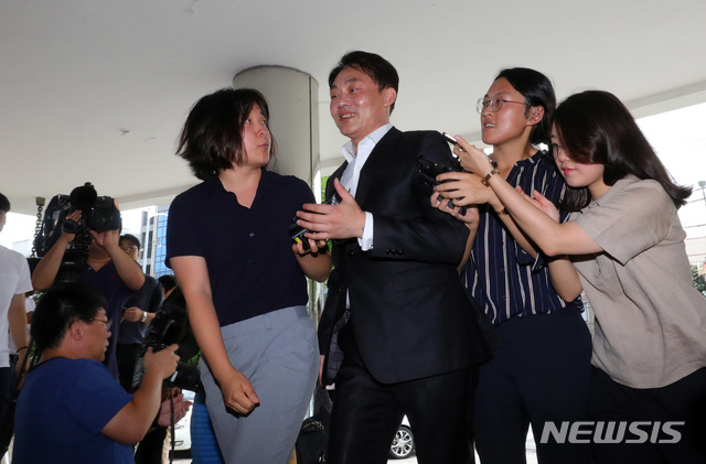 【서울=뉴시스】배훈식 기자 = '150조원 보물선', 러시아 순양함 돈스코이호 인양 투자 사기 의혹을 받고 있는 최용석 신일해양기술 대표가 9일 오전 서울 중랑구 서울지방경찰청 지능범죄수사대에 참고인 신분으로 출석하고 있다. 2018.08.09.&nbsp; dahora83@newsis.com 