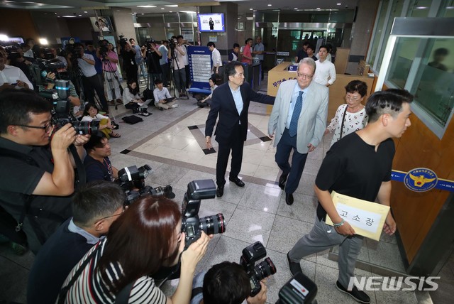 【서울=뉴시스】 최진석 기자 = 'BMW 피해자 모임' 회원과 차량 화재 피해자 등이 9일 오전 서울 중구 남대문경찰서에 BMW의 결함은폐 의혹을 수사해달라는 내용의 고소장을 제출하기 위해 민원실로 향하고 있다. 2018.08.09.&nbsp; photo@newsis.com