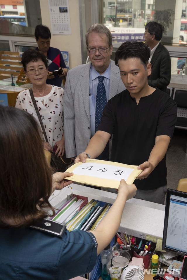 【서울=뉴시스】 최진석 기자 = 'BMW 피해자 모임'이 9일 오전 서울 중구 남대문경찰서에서 김효준 BMW그룹코리아 회장을 자동차관리법위반 혐의로 고소하고 있다. 2018.08.09. photo@newsis.com