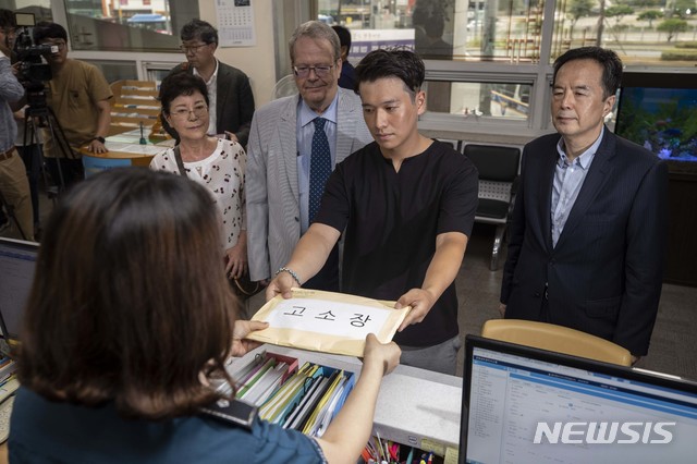 【서울=뉴시스】 최진석 기자 = 'BMW 피해자 모임'이 9일 오전 서울 중구 남대문경찰서에서 김효준 BMW그룹코리아 회장을 자동차관리법위반 혐의로 고소하고 있다. 2018.08.09. photo@newsis.com