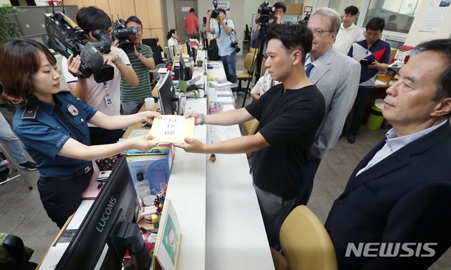 【서울=뉴시스】 최진석 기자 = 이광선 BMW피해자모임 대표와 하종선 법무법인 바른 변호사, 차량 화재 피해자들이 9일 오전 서울 중구 남대문경찰서에서 BMW 결함은폐 의혹 관련 고소장을 제출하고 있다. 2018.08.09. photo@newsis.com