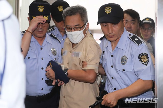 【서울=뉴시스】임태훈 기자 = 댓글조작 의혹 관련 혐의를 받고 있는 '드루킹' 김모씨가 9일 오후 서울 서초구 허익범 특검 사무실로 소환되고 있다.&nbsp; 이날 '드루킹' 김모씨는 김경수 경남도지사와 대면조사를 받을 예정이다. 2018.08.09.&nbsp;&nbsp; photo@newsis.com 