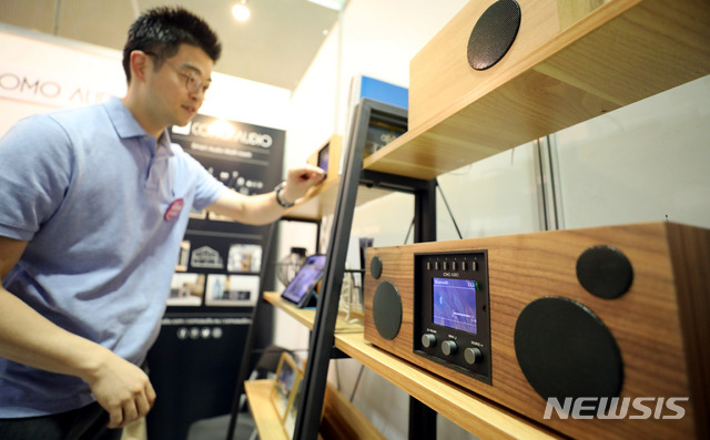 【서울=뉴시스】임태훈 기자 = 9일 오전 서울 강남구 코엑스에서 열린 '2018 싱글페어'를 찾은 관람객이 원목 스피커를 살펴보고 있다. 2018.08.09.&nbsp; taehoonlim@newsis.com