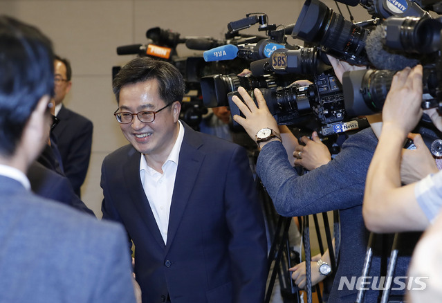 【서울=뉴시스】최동준 기자 = 김동연 경제부총리 겸 기획재정부 장관이 9일 서울 중구 대한상공회의소에서 열린 혁신성장관련 정부부처 및 기업, 전문가 간담회에서 참석자들과 인사하고 있다. 2018.08.09.&nbsp; photocdj@newsis.com