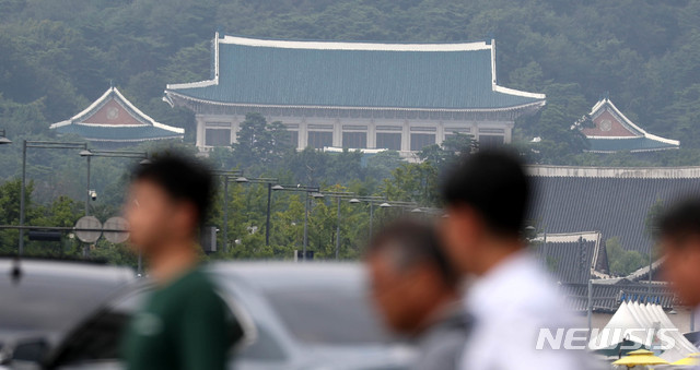 【서울=뉴시스】추상철 기자 = 누진제와 드루킹 사건 등의 영향으로 문재인 대통령의 국정지지율이 취임 이후 처음으로 60% 아래로 떨어졌다. 9일 오후 서울 종로구 세종대로에서 시민들 뒤로 청와대가 보이고 있다. 2018.08.09.&nbsp; scchoo@newsis.com 