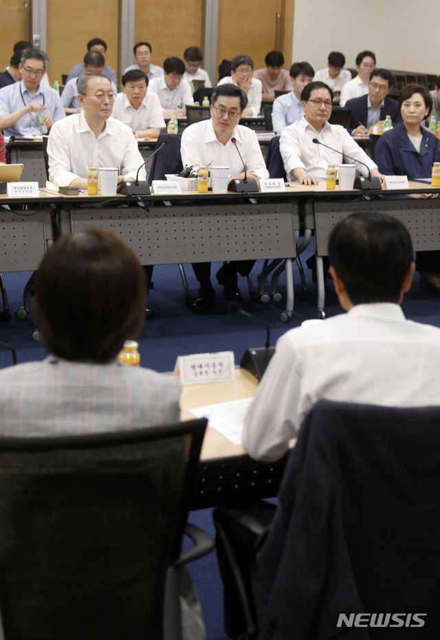 【서울=뉴시스】최동준 기자 = 김동연 경제부총리 겸 기획재정부 장관이 9일 서울 중구 대한상공회의소에서 열린 혁신성장관련 정부부처 및 기업, 전문가 간담회에서 인사말을 하고 있다. 2018.08.09.&nbsp; photocdj@newsis.com