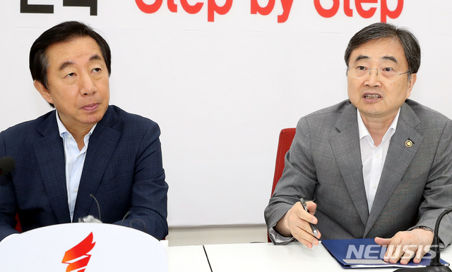 【서울=뉴시스】이종철 기자 = 9일 오후 서울 여의도 국회 자유한국당 원내대표실에서 조현 외교부 2차관(오른쪽)이 김성태 원내대표를 만나 북한 석탄 반입 관련 보고를 하고 있다. 2018.08.09. jc4321@newsis.com