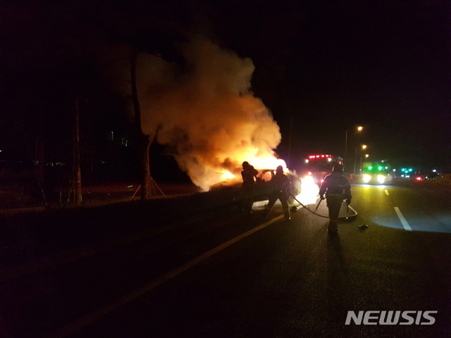 【서울=뉴시스】 자동차 화재사고 모습. (자료사진)