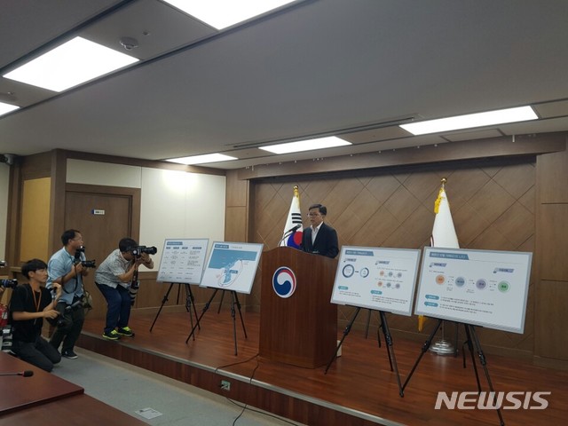 【대전=뉴시스】김양수 기자 = 노석환 관세청 차장이 10일 정부대전청사에서 북한산 석탄 국내 반입 수사결과에 대해 브리핑하고 있다.2018.08.10&nbsp; kys0505@newsis.com 